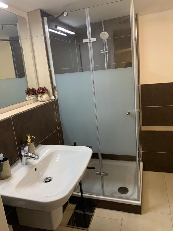 Souterrain Zimmer Mit Separatem Eingang Und Bad Düsseldorf Exteriér fotografie